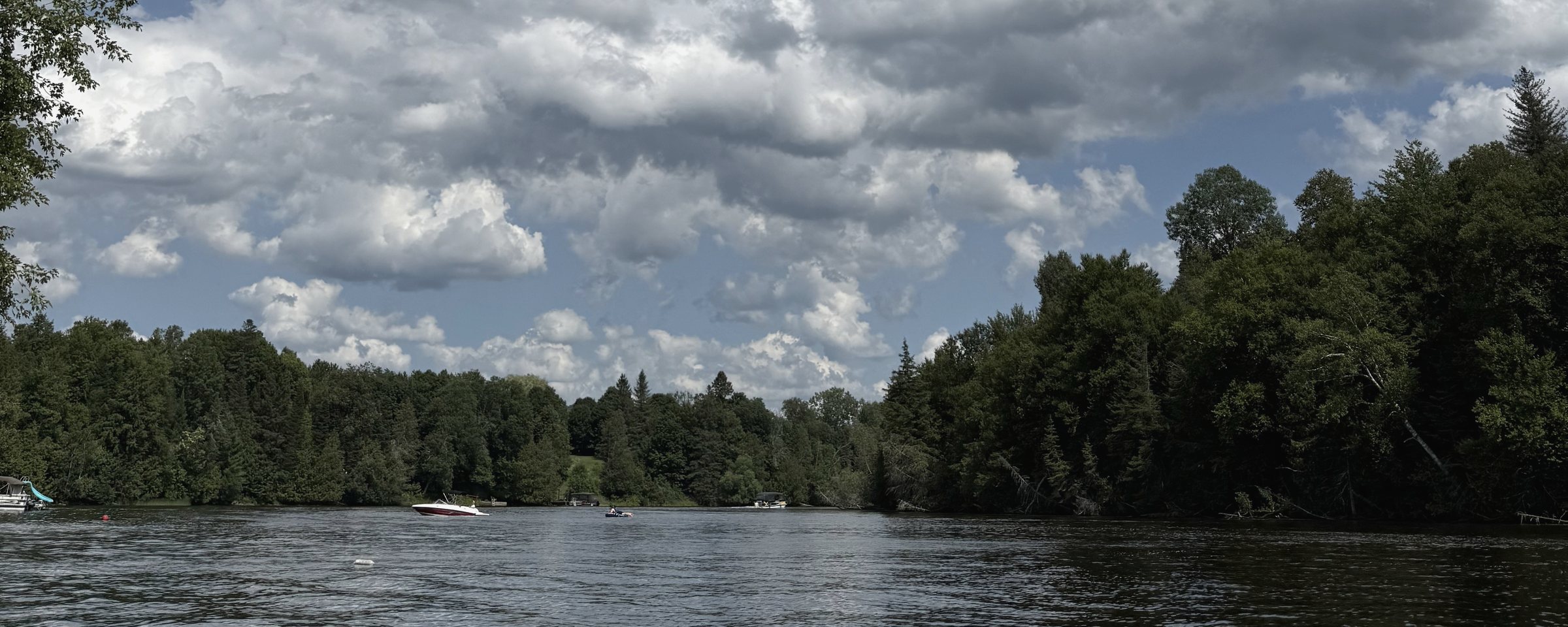 La rivière des Outaouais vue depuis la rive gatinoise, par un après-midi d’été dégagé.
