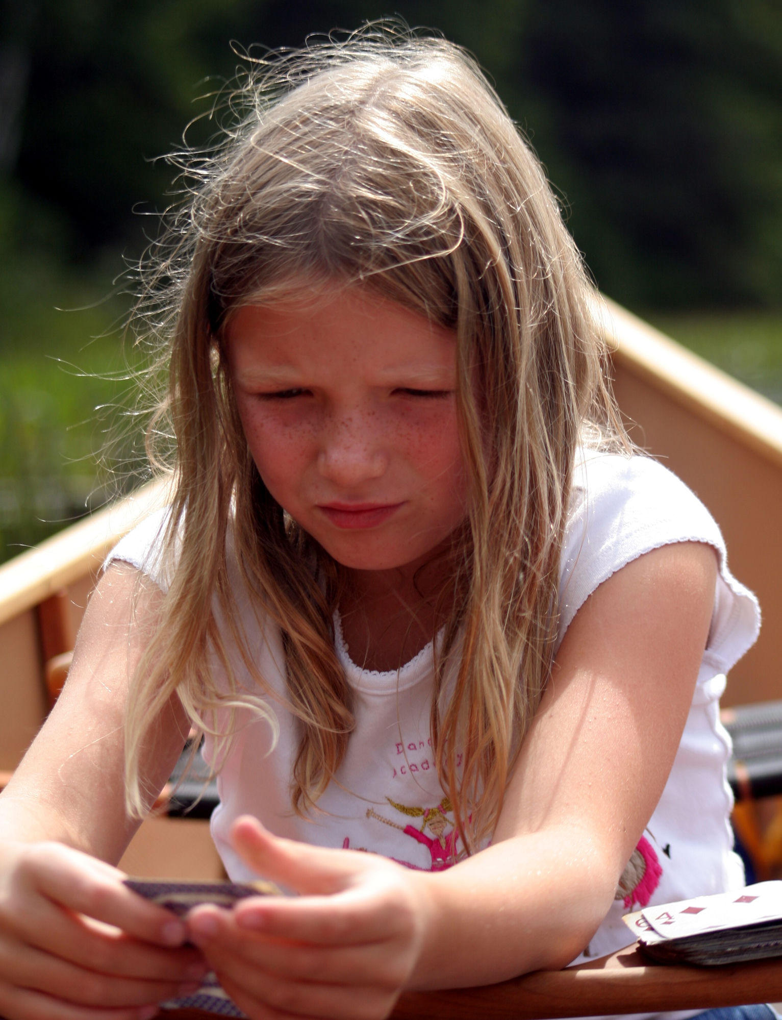 Maddie enfant, en canot sur un lac des Kawartha