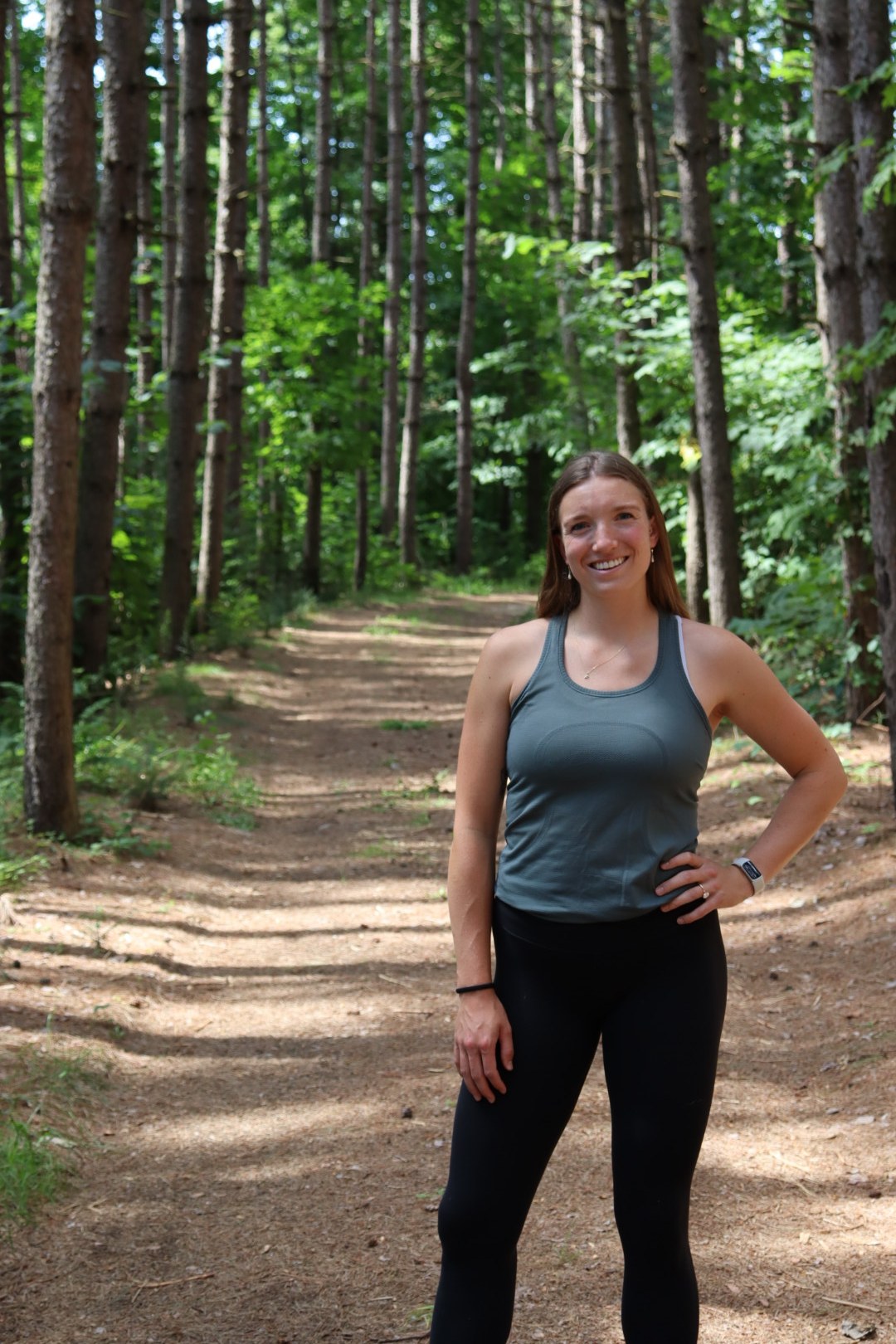 Maddie Murphy debout sur un sentier de pins près de Gatineau