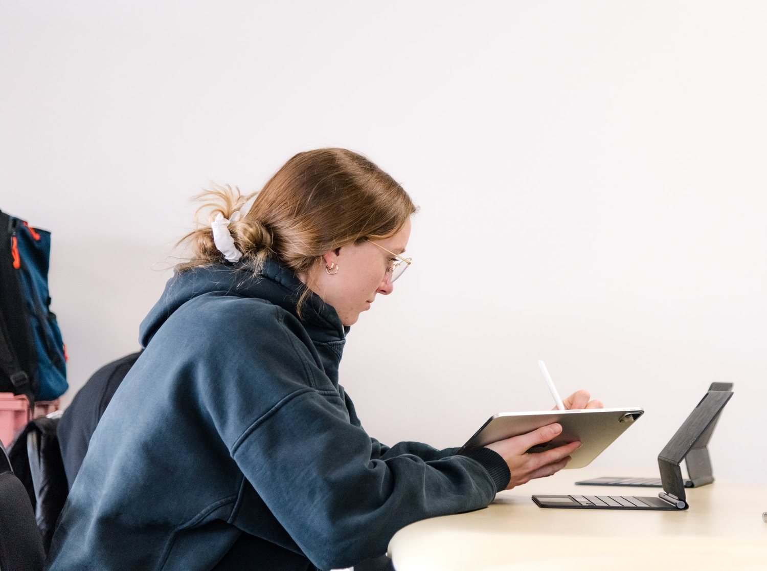 Maddie qui travaille ses cours d’ostéopathie sur une tablette.